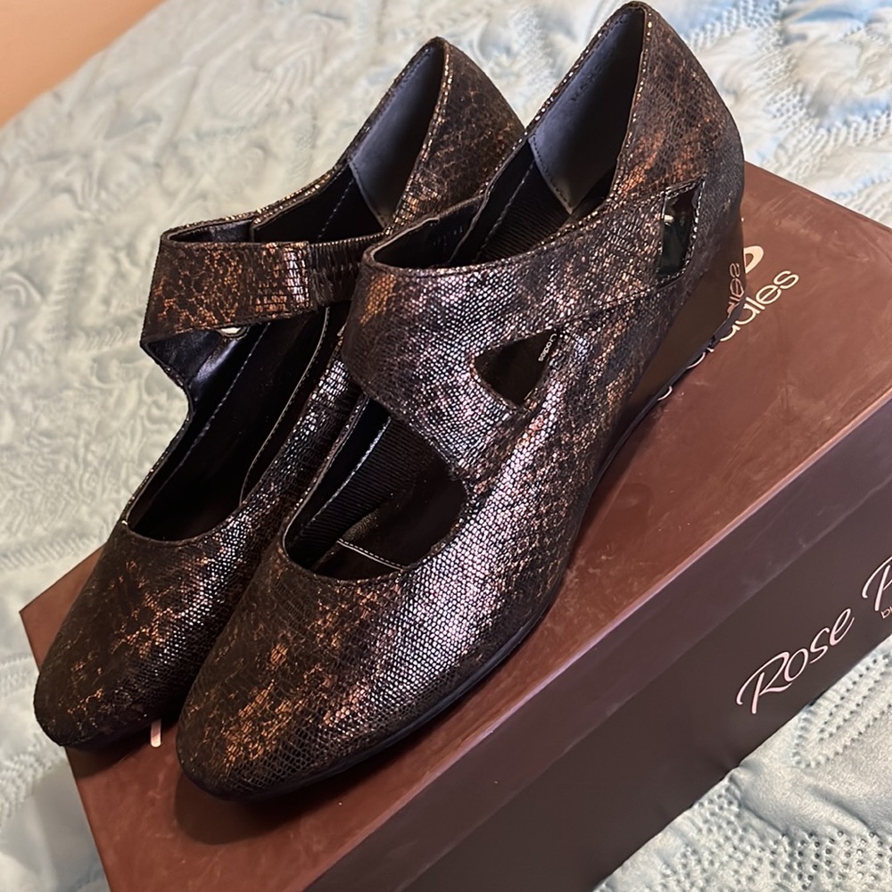 (#105) NWT ladies dress shoes by Rose Petals/Walking Cradles. Size 7N